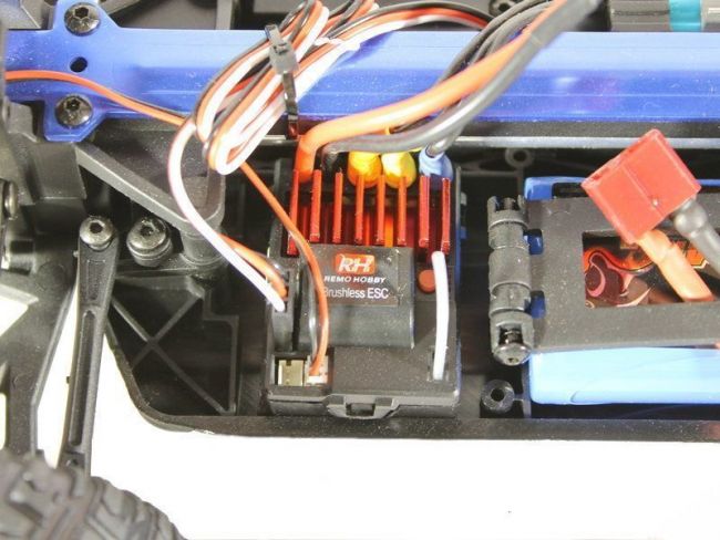 Радиоуправляемый монстр Remo Hobby SMAX Brushless V2.0 (красный) 4WD 2.4G 1/16 RTR Радиоуправляемый монстр Remo Hobby SMAX Brushless V2.0 (красный) 4WD 2.4G 1/16 RTR