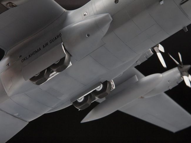 Сборная модель ZVEZDA Американский военно-транспортный  самолёт С-130Н