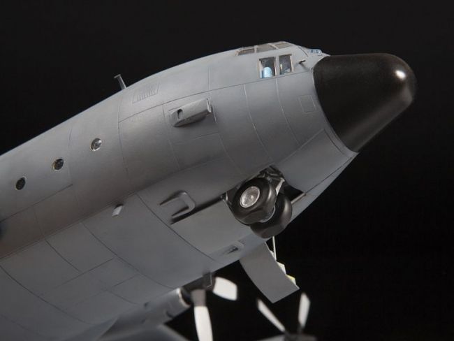 Сборная модель ZVEZDA Американский военно-транспортный  самолёт С-130Н