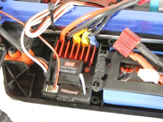 Радиоуправляемый монстр Remo Hobby SMAX Brushless UPGRADE V2.0 (красный) 4WD 2.4G 1/16 RTR Радиоуправляемый монстр Remo Hobby SMAX Brushless UPGRADE V2.0 (красный) 4WD 2.4G 1/16 RTR